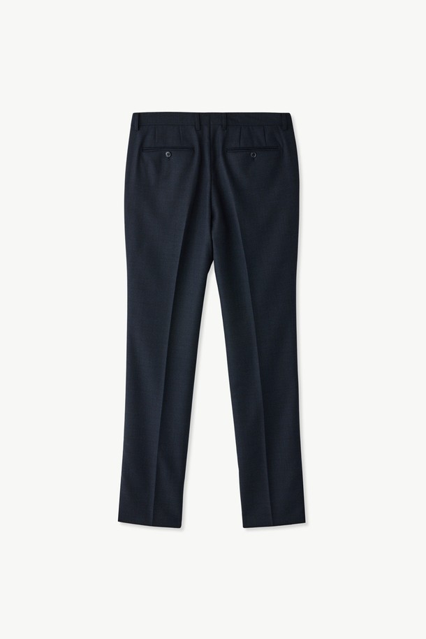 TW 쉐도우체크 수트팬츠 네이비 (클래식)는 포멀하고 정장 스타일을 위한 남성용 수트 팬츠입니다. 네이비 컬러의 긴 기장 바지로, 사계절 착용이 가능합니다. 레귤러핏으로 제작되었으며, 부드러운 촉감의 얇은 두께감으로 편안한 착용감을 제공합니다. 폴리에스터, 울, 폴리우레탄 혼방 소재에 쉐도우 체크 패턴이 적용되어 클래식한 분위기를 연출합니다. 울트라 스트레치 및 엑스트라 파인 울 소재로 활동성을 높였으며, 밑단 수선이 필요한 제품입니다. 오피스룩, 회의룩, 출근룩에 적합하며, 미니멀하고 클래식한 스타일을 선호하는 분들께 추천합니다.
