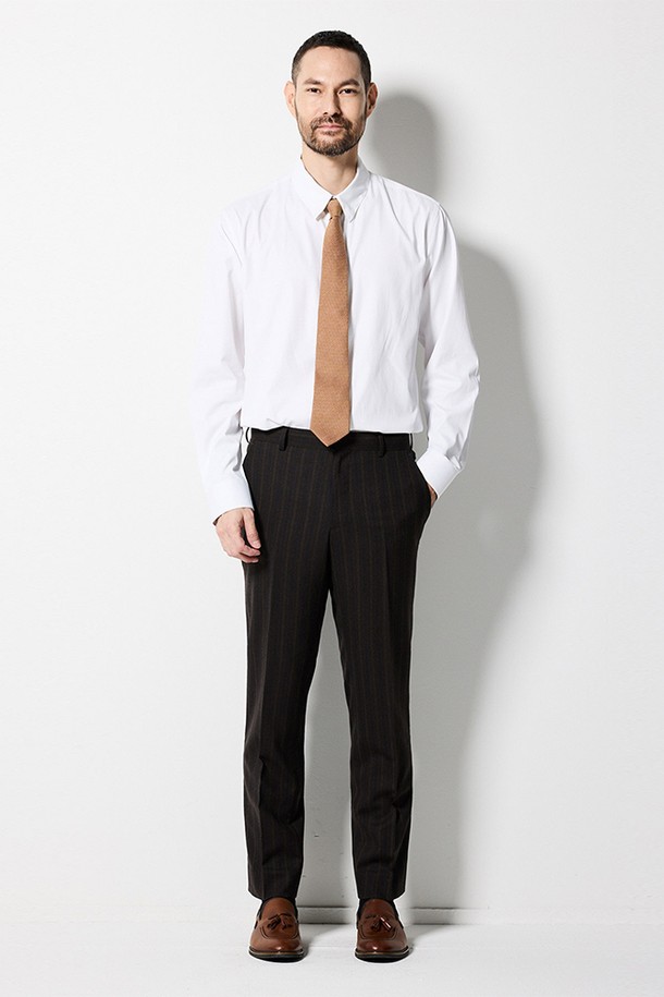 [BLACK LABEL] W 스트라이프 수트팬츠 브라운 (더블클래식)은 가을, 겨울 시즌 여성 고객을 위한 포멀 정장용 수트 팬츠입니다. 브라운 컬러의 긴 기장 바지로, 클래식 및 포멀 스타일을 연출하기에 좋습니다. 울 98%와 폴리우레탄 2%의 혼방 소재로 제작되어 약간의 신축성과 우수한 드레이프성을 자랑하며, 까실하면서도 매끄러운 촉감을 선사합니다. 클래식핏의 스트라이프 패턴으로 오피스룩, 회의룩, 출근룩 등 다양한 TPO에 활용 가능하며, 수선이 필요한 밑단 마감 처리가 특징입니다. 미니멀하고 시크한 스타일을 선호하는 고객에게 추천합니다.
