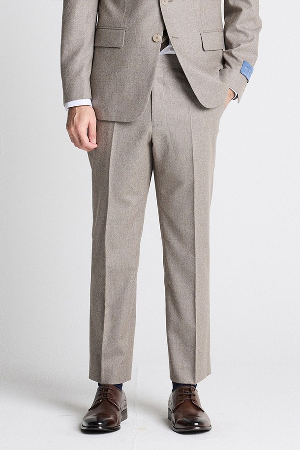 [BLACK LABEL] W100 플란넬 수트 팬츠 베이지 (클래식)는 부드러운 촉감의 플란넬 소재로 제작되어 포멀한 오피스룩과 비즈니스 캐주얼, 회의룩에 적합합니다. 클래식한 스타일의 레귤러핏 수트 팬츠로, 사계절 내내 활용할 수 있는 중간 두께감입니다. 베이지 컬러에 무지 패턴으로 디자인되어 미니멀하면서도 세련된 분위기를 연출합니다. 밑단 수선이 필요한 상품입니다.
