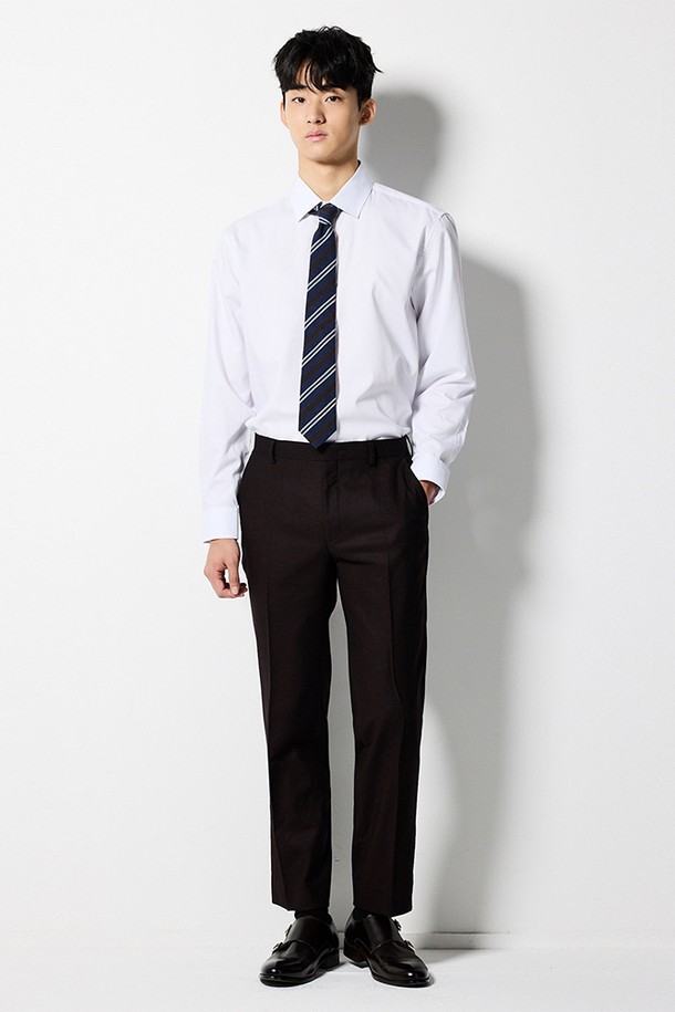 [BLACK LABEL] W100 플란넬 수트팬츠 와인 (더블클래식)은 남성용 수트팬츠로, 가을과 겨울에 착용하기 좋은 포멀하고 클래식한 스타일을 연출합니다. 고급 울 100% 소재로 제작되어 부드러운 촉감과 우수한 드레이프성을 자랑하며, 약간 두꺼운 두께감으로 보온성을 더했습니다. 로열 플란넬 라인으로, 자연스러운 신축성을 제공하여 편안한 착용감을 선사합니다. 오피스룩, 회의룩, 상견례룩 등 격식 있는 자리에 완벽하게 어울리는 상품입니다. 밑단은 미마감 처리되어 있어, 개인의 스타일에 맞춰 기장을 조절할 수 있습니다.
