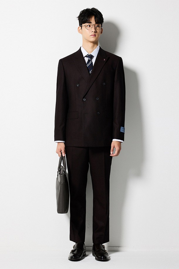 **[BLACK LABEL] W100 플란넬 수트 재킷 와인 (더블클래식)**은 가을, 겨울 시즌 포멀, 비즈니스, 정장 스타일에 적합한 남성용 수트 재킷입니다. 부드러운 촉감의 두꺼운 울 소재 플란넬 원단으로 제작되었으며, 클래식핏의 더블버튼 디자인이 특징입니다. 피크드 라펠과 이탈리안 디자인, 우수한 드레이프성으로 고급스러운 실루엣을 연출하며, 자연스러운 신축성으로 편안한 착용감을 제공합니다. 오피스룩, 비즈니스 캐주얼, 회의룩 등 다양한 TPO에 활용 가능하며, 클래식하고 미니멀한 스타일을 선호하는 분들께 추천합니다. 긴소매 기장으로 제작되었습니다.
