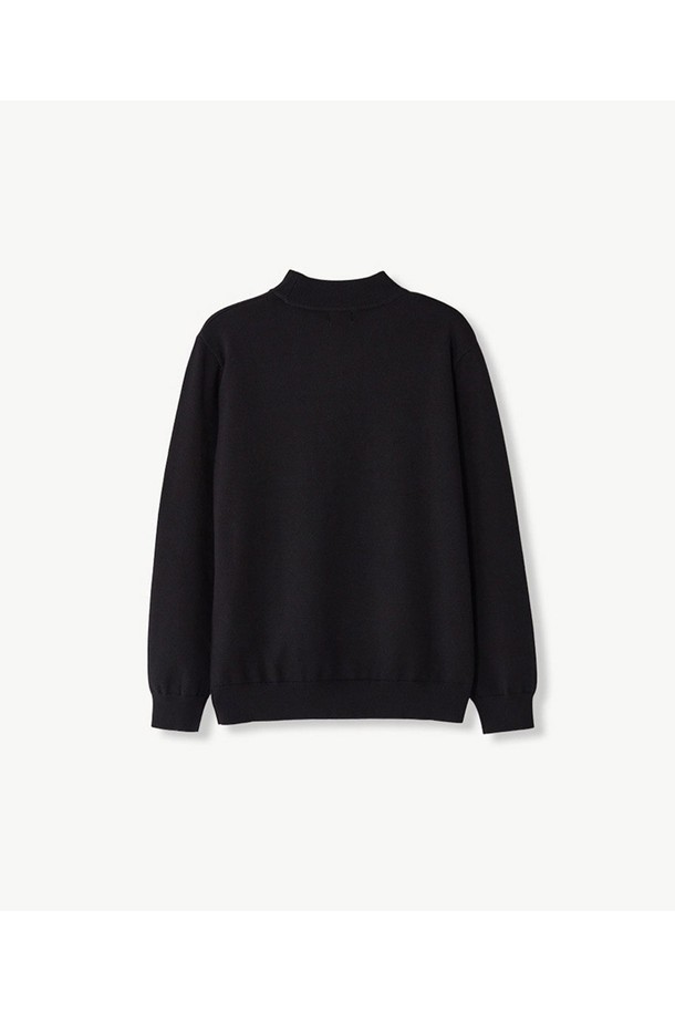 세련된 오피스룩을 완성해 줄 찰떡 모크넥 니트 (블랙)입니다. 부드러운 제프사 소재로 제작되어 가을, 겨울 시즌 내내 포근하게 착용할 수 있습니다. 레귤러핏과 긴 소매 기장으로 어떤 스타일에도 잘 어울리는 베이직 아이템입니다. 모크넥 디자인은 클래식하고 미니멀한 무드를 선사하며, 시크한 매력을 더해줍니다. 출근룩, 모임룩 등 다양한 TPO에 활용하여 세련된 스타일을 연출해보세요.
