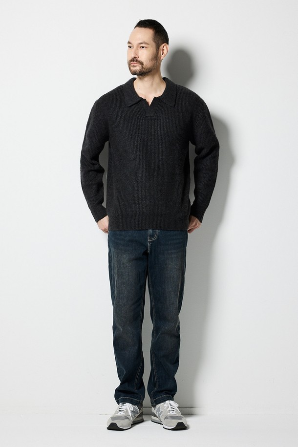 세련된 무드의 오픈카라 하찌 니트, 그레이 컬러로 출시되었습니다. 가을과 겨울, 비즈니스 캐주얼 및 오피스룩에 적합하며, 베이직하고 캐주얼한 스타일을 연출합니다. 부드러운 촉감의 니트 소재로 제작되어 따뜻하고 편안한 착용감을 선사합니다. 세미오버핏 디자인과 하찌 패턴, 긴 소매 기장으로 자연스러운 실루엣을 완성합니다. 오픈카라 네크라인이 포인트이며, 두꺼운 두께감으로 보온성을 높였습니다.
