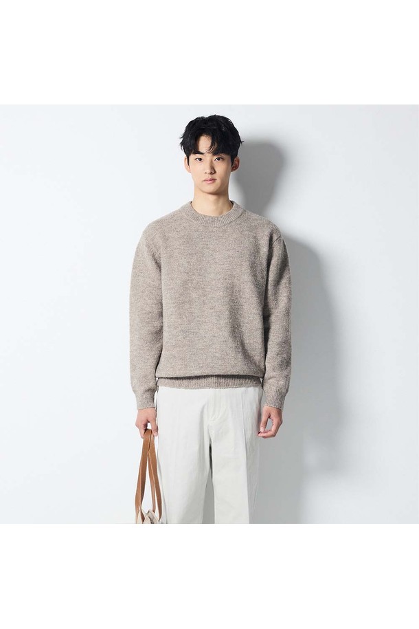 부드러운 촉감의 솜사탕 울 혼방 반 모크넥 니트 (베이지)입니다. 가을과 겨울, 데일리룩과 모임룩에 모두 잘 어울리는 베이직하고 미니멀한 디자인입니다. 울 혼방 소재로 제작되어 보온성이 뛰어나고, 두께감이 있어 겨울철에도 따뜻하게 착용할 수 있습니다. 레귤러핏으로 편안하게 착용 가능하며, 긴 소매와 모크넥 디자인이 특징입니다. 클래식, 미니멀, 캐주얼 등 다양한 스타일을 연출할 수 있습니다.
