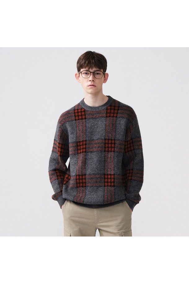 따뜻한 착용감의 WARM 체크 니트_그레이 (오버핏)입니다. 부드러운 울 소재로 제작되어 가을, 겨울 시즌에 포근하게 입을 수 있습니다. 베이직하고 캐주얼한 스타일의 라운드넥 디자인이며, Urban Traditional 스타일을 연출하기 좋습니다. 체크 패턴과 긴 소매가 돋보이며, 출근룩과 모임룩 등 다양한 TPO에 활용 가능합니다. 오버핏으로 편안하게 착용 가능하며, 캐주얼, 클래식, 미니멀 스타일을 즐겨 입는 남성분들께 추천합니다.
