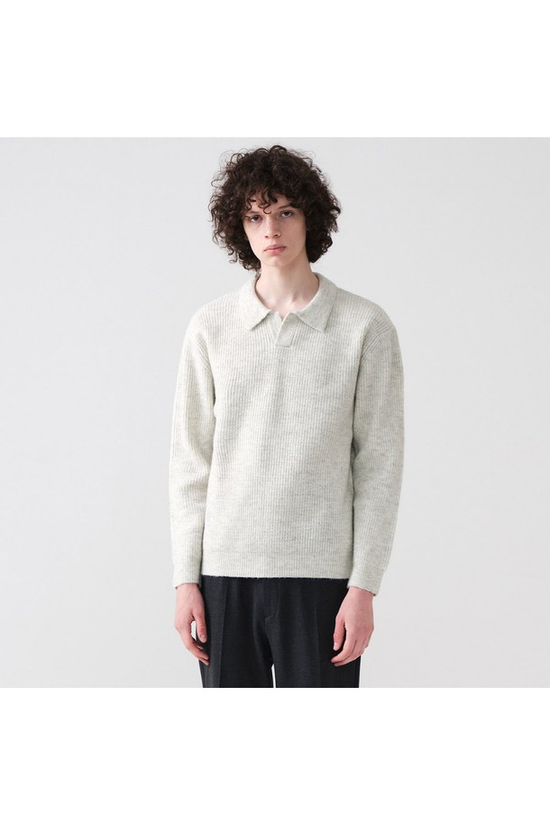 아이보리 컬러의 오픈카라 하찌 니트입니다. 가을, 겨울 시즌에 어울리는 두꺼운 두께감으로 제작되었으며, 베이직하고 캐주얼한 스타일을 연출합니다. 레귤러핏으로 편안하게 착용 가능하며, 데이트룩과 출근룩에 모두 잘 어울립니다. 하찌 패턴이 돋보이는 디자인으로, 캐주얼, 클래식, 미니멀한 스타일을 즐기는 남성분들께 추천합니다. 긴 소매 기장의 니트 소재로 부드러운 촉감을 선사합니다.
