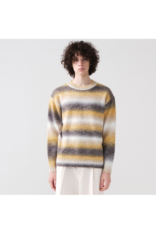 부드러운 울 혼방 소재로 제작된 솜사탕 그라데이션 니트입니다. 옐로우, 그레이, 화이트 컬러의 조화가 돋보이는 라운드넥 긴소매 니트로, 가을과 겨울에 따뜻하게 착용하기 좋습니다. 레귤러핏으로 캐주얼하고 베이직한 스타일을 연출하며, 두꺼운 두께감으로 포근한 착용감을 선사합니다. 다양한 하의와 매치하여 스타일리시한 데일리룩을 완성해보세요.
