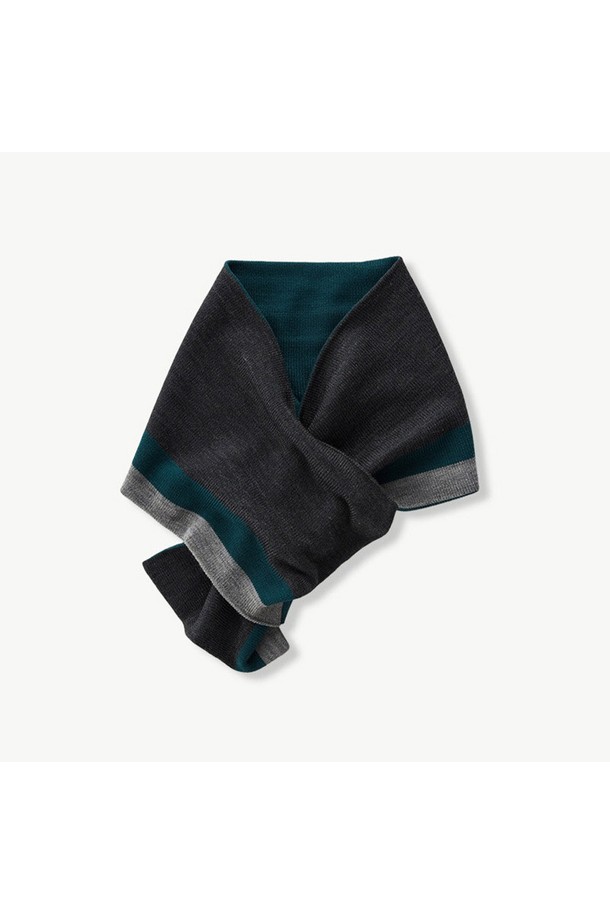 블록 스트라이프 숏 니트 머플러 (그린)는 가을, 겨울 시즌에 어울리는 머플러입니다. 부드러운 니트 소재로 제작되어 포근한 착용감을 선사하며, 일상에서 편안하게 사용할 수 있습니다. 그린 컬러 바탕에 블록과 스트라이프 패턴이 조화롭게 디자인되어 캐주얼, 클래식, 미니멀 스타일 모두에 잘 어울립니다. 숏 기장으로 활동성을 높였으며, 다양한 스타일 연출이 가능합니다.
