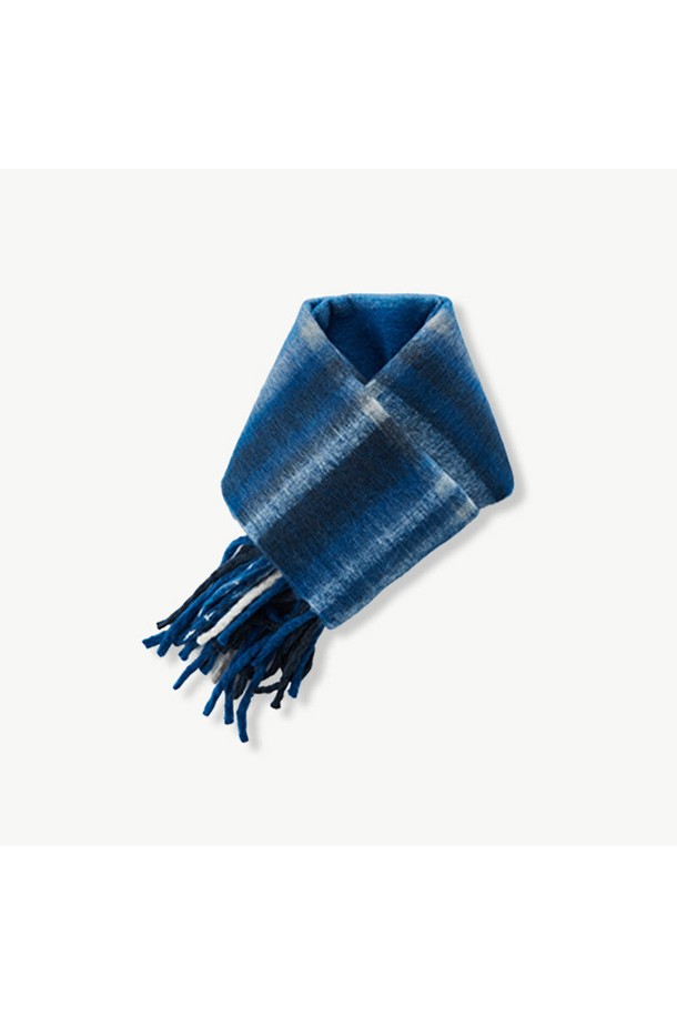 빅 볼드 체크 머플러 (블루)는 가을과 겨울, 쌀쌀한 날씨에 따뜻함과 스타일을 더해줄 머플러입니다. 캐주얼, 클래식, 미니멀 스타일을 모두 아우르는 디자인으로, 공용으로 착용 가능합니다. 시원한 블루 컬러에 베이직한 체크 패턴이 돋보이며, 프린지 디테일이 포인트를 더합니다. 보온 기능을 갖춰 추운 날씨에도 따뜻하게 착용할 수 있으며, 일상에서 폭넓게 활용하기 좋습니다.

