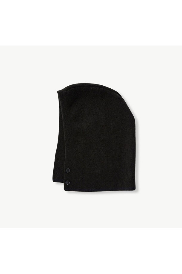 울 니트 바라클라바 머플러 (블랙)는 겨울철 추위로부터 당신을 보호해 줄 방한용품입니다. 부드러운 울 소재와 두꺼운 두께감으로 뛰어난 보온성과 방풍 기능을 제공하며, 머플러 일체형 디자인으로 편리하게 착용 가능합니다. 여행룩, 산책룩 등 어떤 스타일에도 자연스럽게 어울리는 캐주얼, 미니멀, 클래식 스타일의 아이템입니다. 무지 패턴의 블랙 컬러로 다양한 옷차림에 쉽게 매치할 수 있으며, 데일리 아이템으로 활용하기 좋습니다. 이 겨울, 따뜻하고 스타일리시하게 연출해보세요.
