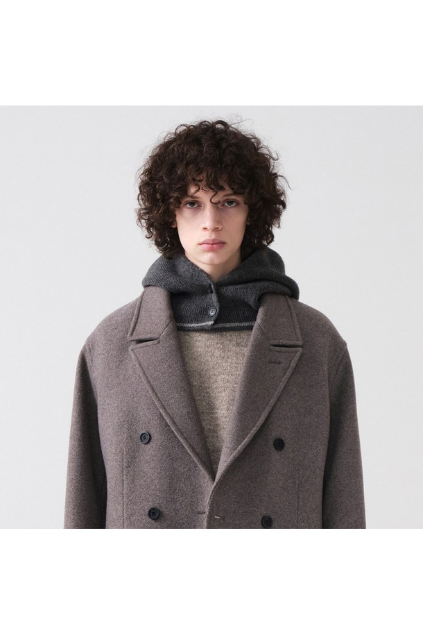 부드러운 울 소재의 챠콜 컬러 울 니트 바라클라바 머플러입니다. 겨울철 추위를 효과적으로 막아주는 두꺼운 두께감으로 보온성을 높였습니다. 베이직한 디자인으로 클래식, 미니멀, 캐주얼 등 다양한 스타일 연출에 활용할 수 있습니다. 무지 디자인에 바라클라바 스타일이 더해져 세련된 느낌을 선사합니다. 일상생활에서 따뜻하고 편안하게 착용하기 좋은 아이템입니다.
