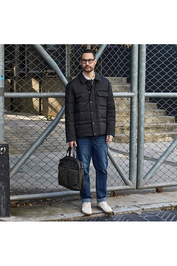 **덕다운 모던 유틸리티 재킷_블랙 (클래식핏)**은 겨울철 비즈니스 캐주얼 및 출근룩에 적합한 남성용 아우터입니다. 모던하면서도 클래식한 스타일을 연출하며, 방수 기능과 보온성을 갖춘 덕다운 충전재로 제작되었습니다. 레귤러 기장의 블랙 컬러 무지 재킷으로, 버튼 여밈 방식과 클래식핏 디자인이 특징입니다. 뻣뻣한 촉감의 나일론 소재를 사용하여 견고하며, 긴 소매와 유틸리티 코트 타입으로 실용성을 더했습니다. 세련된 디자인으로 다양한 스타일에 매치하기 용이합니다.
