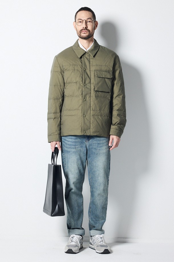 **덕다운 모던 유틸리티 자켓_카키 (클래식핏)**

세련된 남성 스타일을 완성하는 덕다운(Duck down) 모던 유틸리티 재킷입니다. 겨울철 보온성을 책임지는 두꺼운 두께감과 덕다운 충전재로 뛰어난 보온성을 제공합니다. 방수 기능과 경량 소재를 사용하여 활동성을 높였으며, 수트 칼라 디자인과 플레인 포켓 디테일로 비즈니스 캐주얼룩에 적합합니다. 클래식핏과 카키 컬러, 무지 패턴으로 미니멀하고 모던한 스타일을 연출할 수 있습니다. 출근룩과 비즈니스 상황에 활용하기 좋은 실용적인 아이템입니다.
