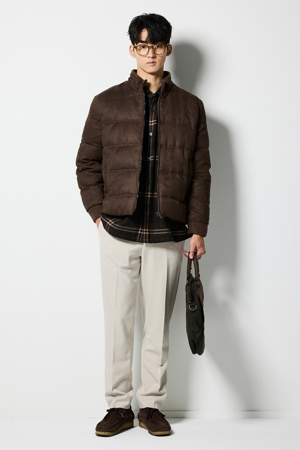 스웨이드 덕다운 점퍼_브라운 (클래식핏)은 겨울철 출근룩을 위한 남성용 아우터입니다. 부드러운 스웨이드 소재와 두꺼운 두께감으로 뛰어난 보온성을 제공하며, 클래식한 디자인과 무지 패턴이 특징입니다. 집업 방식으로 간편하게 착용할 수 있으며, 긴 소매 기장과 크롭 기장으로 활동성을 더했습니다. 덕다운 충전재를 사용하여 가볍고 따뜻하며, 미니멀한 스타일을 선호하는 분들께 추천합니다.
