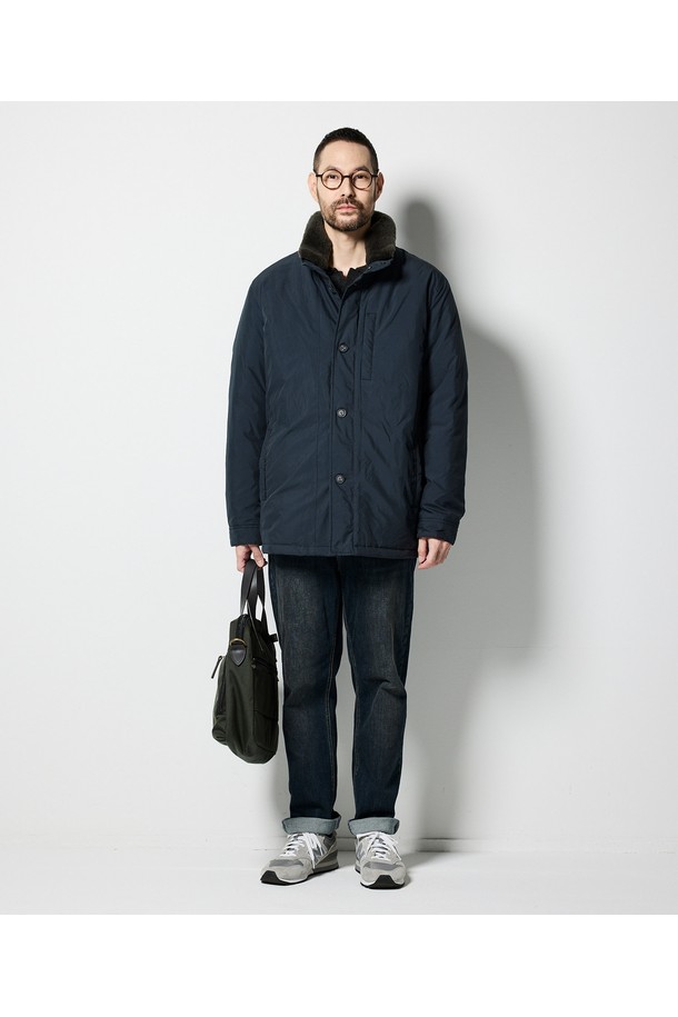 퍼에리 덕 다운 코트점퍼_네이비 (클래식핏)는 남성용 겨울 아우터로, 일상과 출근룩에 적합한 다운 코트입니다. 롱 기장의 무지 디자인에 네이비 컬러가 돋보이며, 클래식한 스타일을 연출합니다. 부드러운 촉감의 덕다운 소재와 두꺼운 두께감으로 뛰어난 보온성을 제공하며, 긴소매와 버튼 여밈, 퍼 디테일이 특징입니다. 클래식핏으로 제작되어 편안하면서도 세련된 핏을 선사합니다.
