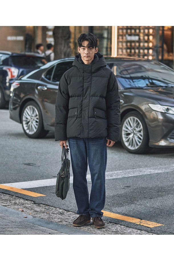블랙 컬러의 후디 볼륨 덕 다운점퍼는 겨울철 캐주얼 및 스포티 스타일을 연출하기에 완벽한 아이템입니다. 넉넉한 오버핏으로 편안한 착용감을 선사하며, 레글런 소매와 하이넥 디자인이 특징입니다. 가볍고 따뜻한 덕다운 충전재와 기모 안감으로 보온성을 극대화하여 추운 날씨에도 쾌적함을 유지합니다. 무지 디자인으로 미니멀한 스타일을 선호하는 남성분들께 제격이며, 집업 방식으로 간편하게 착용 가능합니다. 부드러운 촉감과 긴 소매 기장으로 편안함과 스타일을 모두 갖춘 겨울 필수템입니다.
