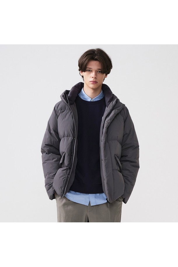 부드러운 촉감과 따뜻함을 선사하는 후디 볼륨 덕 다운점퍼_그레이 (오버핏)입니다. 넉넉한 오버핏으로 편안한 착용감을 제공하며, 캐주얼 및 미니멀 스타일을 즐겨 입는 남성분들께 추천합니다. 무지 디자인에 후드, 긴 소매, 집업 여밈 방식으로 제작되어 데일리룩은 물론, 출근룩으로도 활용 가능합니다. 겨울철 보온성을 책임지는 두꺼운 두께감과 덕다운 충전재, 가벼운 경량성의 기능성을 갖춘, 활용도 높은 겨울 아우터입니다.
