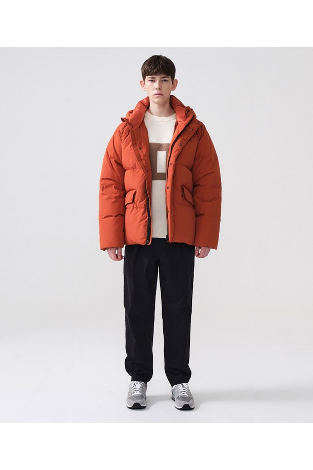 톡톡 튀는 오렌지 컬러가 돋보이는 후디 볼륨 덕 다운 점퍼입니다. 가볍고 따뜻한 덕다운 충전재와 기모 안감으로 뛰어난 보온성을 제공하며, 부드러운 촉감으로 편안한 착용감을 선사합니다. 오버핏 디자인과 레글런 소매, 하이넥 디자인이 캐주얼하면서도 트렌디한 스타일을 연출합니다. 겨울철 여행룩, 캠핑룩 등 다양한 TPO에 활용 가능하며, 캐주얼, 미니멀, 고프코어 스타일을 즐겨 입는 고객에게 추천합니다. 집업 방식으로 간편하게 착용할 수 있으며, 숏패딩 기장으로 활동성을 높였습니다.
