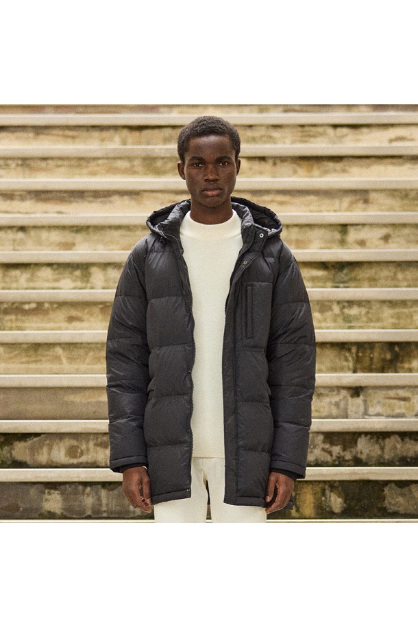 **후디 퀼팅 덕 다운 롱점퍼 (클래식핏) (블랙)**는 겨울철 보온성을 책임지는 남성용 롱점퍼입니다. 클래식한 스타일의 무지 디자인에 블랙 컬러로, 출근룩과 미니멀한 스타일 연출에 적합합니다. 덕다운 충전재와 두꺼운 두께감으로 뛰어난 보온성을 제공하며 퀼팅 디테일로 디자인의 완성도를 높였습니다. 후드와 긴 소매, 집업 여밈 방식으로 편안한 착용감을 선사합니다.
