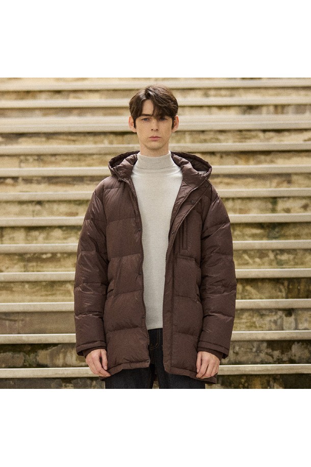 **후디 퀼팅 덕 다운 롱점퍼 (클래식핏) (브라운)**

남성용 후디 퀼팅 덕 다운 롱 점퍼입니다. 겨울철 보온성을 책임지는 두꺼운 두께감의 덕다운 충전재를 사용하여 따뜻하게 착용할 수 있습니다. 클래식한 스타일의 무지 디자인에 브라운 컬러로, 일상복으로 활용하기 좋습니다. 롱 기장과 집업 여밈 방식으로 편안하게 입고 벗을 수 있으며, 후드가 있어 더욱 따뜻하게 연출할 수 있습니다. 퀼팅 디테일이 돋보이는 디자인으로, 미니멀한 스타일을 선호하는 분들께 추천합니다.
