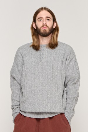 CB HENLEY NECK CABLE KNIT (GRAY)