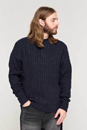 CB HENLEY NECK CABLE KNIT (NAVY)