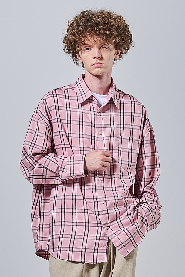 플레스 오버 체크셔츠 (핑크)는 남녀 모두 착용 가능한 유니섹스 디자인의 체크 셔츠입니다. 롱 기장의 오버핏으로 제작되어 캐주얼한 무드를 연출하며, 봄, 여름에 적합한 얇은 두께감의 면 소재로 제작되었습니다. 데이트룩, 쇼핑룩 등 다양한 TPO에 활용 가능하며, 캐주얼, 미니멀, 클래식 스타일 모두 소화할 수 있습니다. 핑크 컬러의 체크 패턴이 포인트 아이템으로 활용되어 셔츠 하나만으로도 스타일리시한 연출이 가능합니다.
