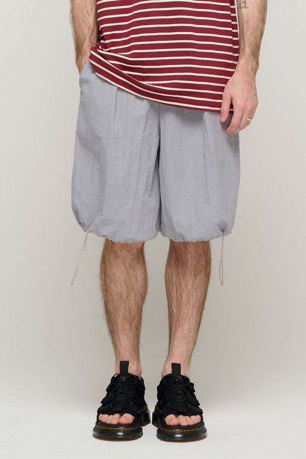 CB 베르뮤다 나일론 피그먼트 워싱 팬츠는 빈티지한 컬러감과 피그먼트 워싱 처리로 멋스러움을 더했습니다. 얇고 가벼운 나일론 소재를 사용하여 통기성이 우수하며, 루즈핏 디자인으로 편안한 착용감을 제공합니다. 밴딩 처리된 허리와 다양한 색상 옵션으로 캐주얼한 남성 스타일을 완성할 수 있는 반바지입니다.
