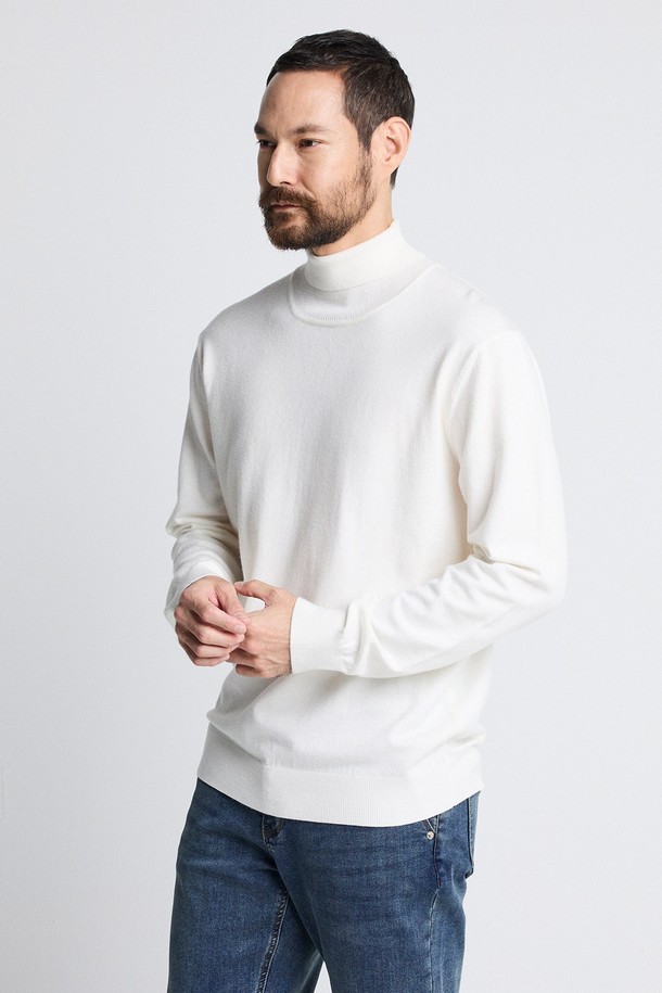 소프트 터치_솔리드 터틀넥 아이보리 니트입니다. 부드러운 촉감의 소프트 터치 원단으로 제작되어 편안한 착용감을 선사합니다. 가을, 겨울 시즌에 적합하며, 베이직하고 클래식한 스타일을 연출할 수 있습니다. 레귤러 핏의 긴소매 터틀넥 디자인으로, 데일리룩, 클래식, 미니멀, 캐주얼 스타일을 연출하기 좋습니다. 폴리에스테르와 나일론 혼방 소재의 중간 두께 니트입니다.
