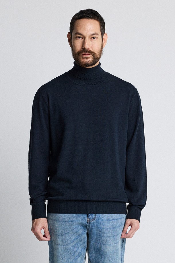 소프트 터치_솔리드 터틀 네이비는 부드러운 촉감이 특징인 남성용 터틀넥 니트입니다. 가을과 겨울에 어울리는 두꺼운 두께감으로 보온성을 높였으며, 베이직한 스타일의 무지 디자인으로 다양한 룩에 활용하기 좋습니다. 레귤러핏으로 편안하게 착용 가능하며, 긴 소매 기장과 네이비 컬러가 어우러져 클래식, 미니멀, 캐주얼 등 겨울 데일리룩에 폭넓게 활용할 수 있습니다. 폴리에스터, 나일론, 레이온 혼방 소재로 제작되어 부드러운 착용감을 선사합니다.
