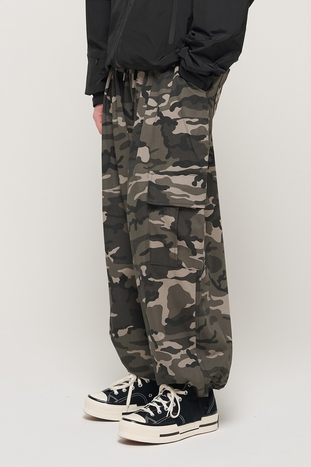 CARGOBROS - 캐주얼팬츠 - CAMO RANDOM PATTERN WIDE BAND BALLOON PANTS (BLACK)