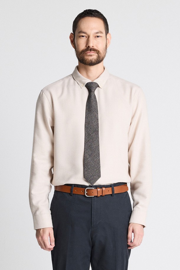 플란넬 스몰체크 셔츠 베이지는 가을과 겨울에 어울리는 남성용 셔츠입니다. 베이직하고 캐주얼한 스타일로, 일상에서 편안하게 착용할 수 있습니다. 레귤러핏으로 제작되었으며, 긴 소매와 칼라 디자인이 특징입니다. 폴리에스테르와 레이온 혼방의 플란넬 소재로 부드러운 촉감을 선사합니다. 체크 패턴의 베이지 컬러는 가을 나들이룩이나 겨울 데일리룩에 멋을 더해줍니다.
