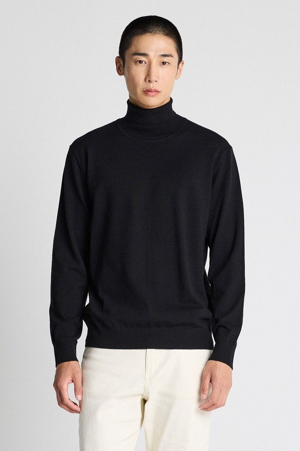 소프트 터치_솔리드 터틀 블랙은 부드러운 촉감의 소프트 터치 원단으로 제작되어 가을과 겨울에 따뜻하게 착용할 수 있는 남성용 터틀넥 니트입니다. 베이직하고 미니멀한 스타일로, 일상, 출근룩, 오피스룩 등 다양한 TPO에 활용하기 좋습니다. 레귤러핏으로 편안한 착용감을 선사하며, 긴 소매와 중간 두께감으로 제작되어 보온성을 높였습니다. 무지 디자인의 블랙 컬러로 어떤 스타일에도 쉽게 매치할 수 있어 클래식, 미니멀, 캐주얼 스타일을 즐겨 입는 남성분들께 추천합니다.

