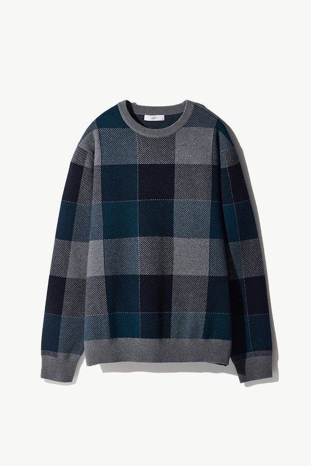 WARM(웜)_체크 라운드니트 네이비는 가을, 겨울에 어울리는 남성용 니트 스웨터입니다. 톤 다운된 네이비 컬러에 베이직하고 캐주얼한 체크 패턴이 돋보이며, 레귤러 핏과 긴 소매 기장으로 편안한 착용감을 제공합니다. 두꺼운 두께감과 부드러운 촉감, 뛰어난 보온성으로 겨울철 데일리룩과 데이트룩에 적합합니다. 라운드넥 디자인으로 어떤 스타일에도 쉽게 매치할 수 있으며, 캐주얼, 클래식, 미니멀 룩 연출에 활용하기 좋습니다. 폴리에스터, 나일론, 아크릴, 레이온 혼방 소재로 제작되어 내구성이 뛰어나고 관리가 용이합니다.
