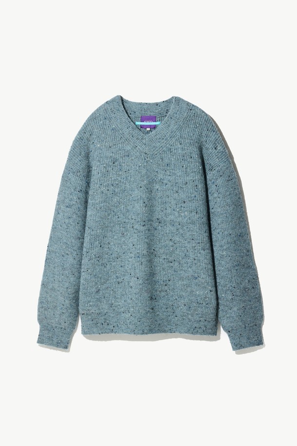 네프사 브이넥 니트 블루 (오버핏)는 가을과 겨울, 겨울 데일리룩을 위한 캐주얼하고 미니멀한 스타일의 니트입니다. 부드러운 촉감의 폴리에스테르, 아크릴, 나일론, 울 혼방 소재로 제작되었으며, 두꺼운 두께감으로 따뜻함을 더했습니다. 오버핏 디자인과 브이넥 라인으로 편안하면서도 세련된 핏을 연출하며, 무지 패턴과 긴 소매 기장으로 다양한 스타일링에 활용하기 좋습니다. 베이직한 디자인으로 데일리룩에 활용하기 좋으며, 어떤 하의와도 잘 어울립니다.
