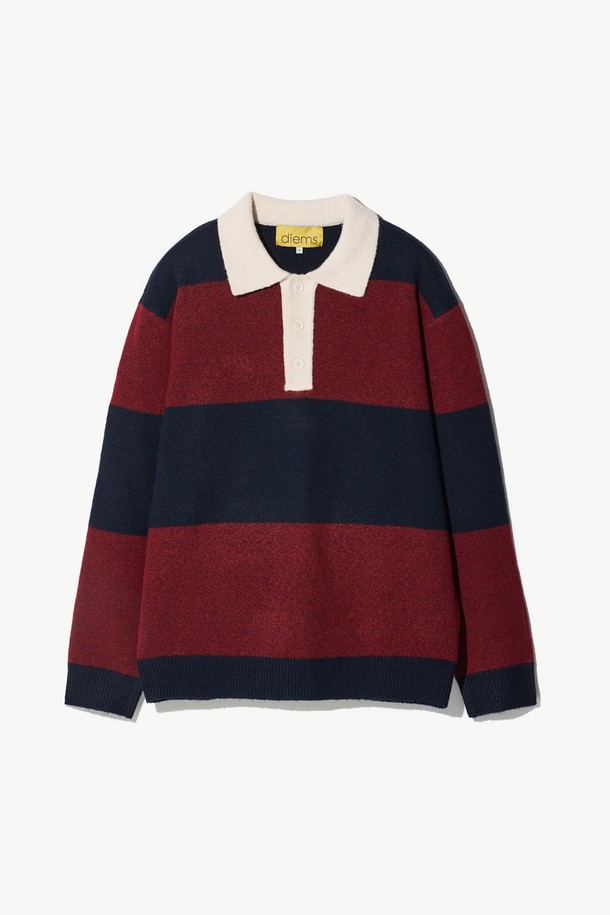 네이비 컬러의 럭비 스트라이프 카라니트입니다. 가을, 겨울 시즌에 어울리는 두꺼운 두께감과 긴소매 디자인으로 제작되었습니다. 캐주얼, 클래식 스타일을 모두 아우르는 매력적인 아이템입니다. 럭비 스타일 디자인과 골지 카라 디테일이 특징이며, 레귤러핏으로 편안한 착용감을 선사합니다. 가을 나들이룩 또는 겨울 데일리룩에 활용하기 좋습니다.
