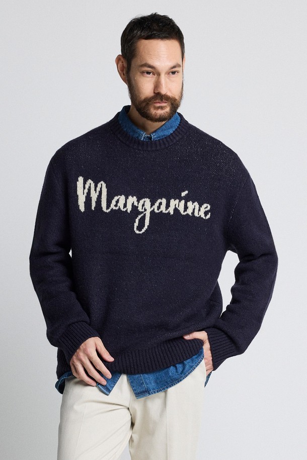 네이비 컬러의 레터링 자카드 라운드 니트입니다. 아크릴, 나일론, 폴리우레탄 혼방 소재로 제작되어 부드러운 촉감을 선사합니다. 두꺼운 두께감으로 가을, 겨울철 따뜻하게 착용할 수 있으며, 레귤러핏의 라운드넥 디자인입니다. 캐주얼 및 베이직 스타일을 연출하기 좋으며, 일상 및 데이트룩에 활용하기 좋습니다. 자카드 니트 패턴이 돋보이는 긴소매 니트입니다.
