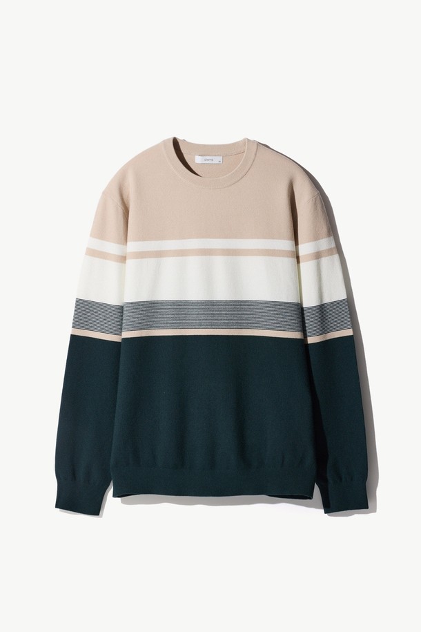 소프트터치_패턴 라운드니트 베이지는 남성을 위한 캐주얼 스타일의 니트입니다. 가을과 겨울에 적합하며, 부드러운 촉감의 소프트터치 원단으로 제작되었습니다. 레귤러핏에 라운드넥 디자인으로, 베이직하고 미니멀한 스타일을 연출합니다. 일상, 카페룩 등 다양한 TPO에 활용할 수 있으며, 패턴 디테일이 돋보이는 긴 소매 기장의 니트입니다. 폴리에스테르, 나일론, 레이온 혼방 소재로 제작되어 편안한 착용감을 선사합니다.
