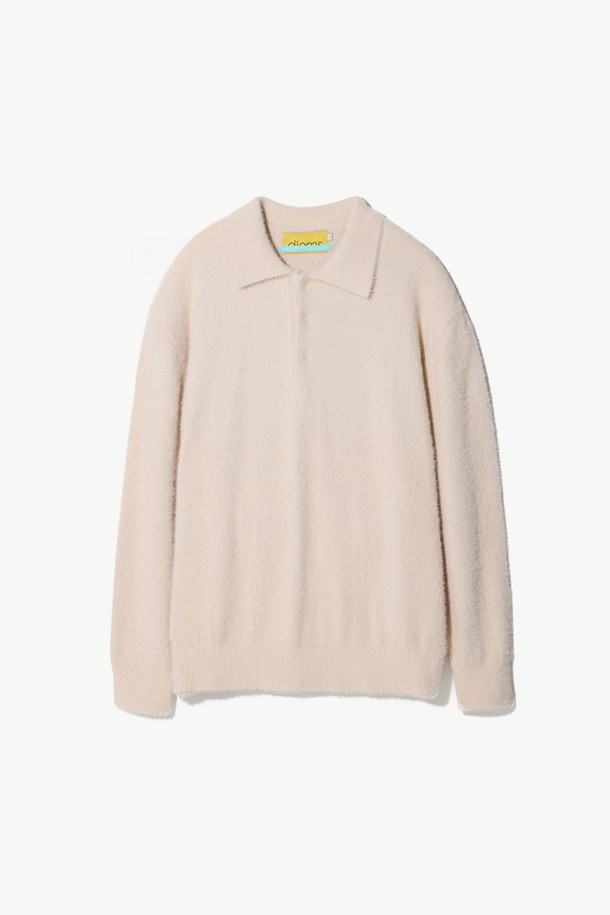 아이보리 컬러의 젠더리스 날개사 카라 니트입니다. 부드러운 촉감의 얇은 두께로 봄, 가을 간절기에 적합하며, 레귤러 핏으로 편안하게 착용할 수 있습니다. 베이직하고 캐주얼한 스타일로 다양한 룩에 활용하기 좋으며, 무지 디자인에 날개사 디테일이 더해져 포인트를 더했습니다. 카라넥 디자인으로 클래식한 무드를 연출하며, 일상복으로 활용하기 좋습니다.
