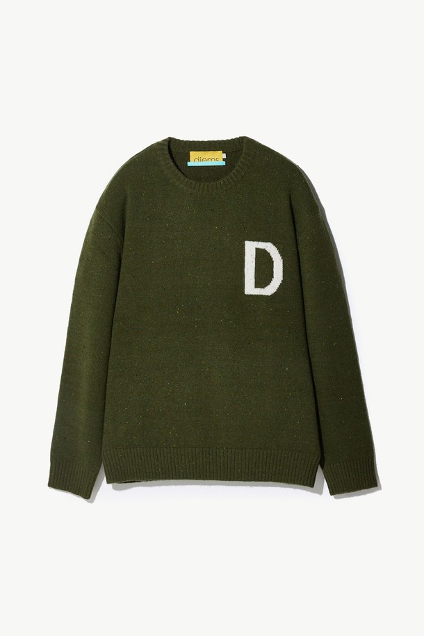 젠더리스_네프사 알파벳 라운드 니트 카키는 부드러운 촉감의 아크릴, 나일론, 모, 면 혼방 소재로 제작된 젠더리스 니트/스웨터입니다. 라운드넥 디자인에 레귤러핏으로 편안하게 착용 가능하며, 긴소매와 두꺼운 두께로 가을, 겨울철 따뜻하게 입을 수 있습니다. 베이직하고 캐주얼한 스타일로, 알파벳 로고 패턴이 특징입니다. 겨울 데일리룩, 카페룩 등 다양한 TPO에 맞춰 미니멀, 클래식한 스타일 연출에 용이합니다.
