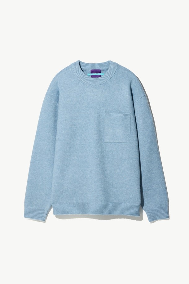 포근한 착용감의 포켓 라운드 니트 블루 (오버핏)입니다. 부드러운 촉감과 두꺼운 두께로 가을, 겨울철 따뜻하게 입기 좋습니다. 넉넉한 오버핏으로 편안함을 더했으며, 베이직하고 캐주얼한 스타일을 연출합니다. 라운드넥 디자인과 무지 패턴으로 어떤 옷에도 잘 어울립니다. 일상, 집콕, 산책 등 다양한 상황에서 활용하기 좋은 데일리 니트입니다.
