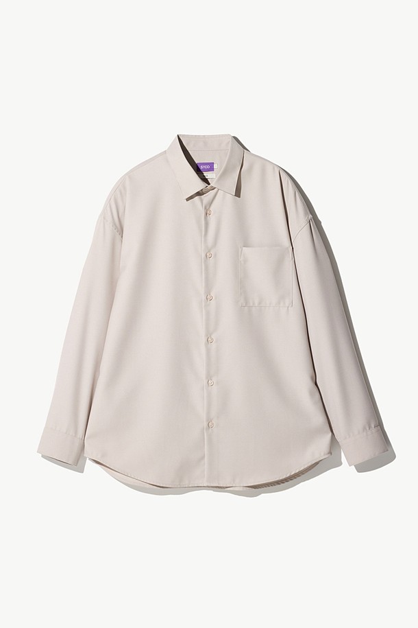 URBAN DRESSY SHIRTS_베이지 (오버핏)는 부드러운 촉감과 실키한 질감이 특징인 남성용 셔츠입니다. 봄, 가을에 착용하기 좋으며, 일상 또는 캐주얼한 스타일을 연출할 수 있습니다. 드레시하면서도 캐주얼한 무드를 동시에 느낄 수 있으며, 레귤러 기장으로 제작되었습니다. 베이지 색상의 무지(無地) 디자인에 좌측 가슴 포켓 디테일을 더해 포인트를 주었으며, 소프트한 카라 심지로 편안한 착용감을 선사합니다. 데이트룩, 비즈니스 캐주얼, 또는 캐주얼, 클래식, 미니멀 스타일을 선호하는 분들께 추천합니다.