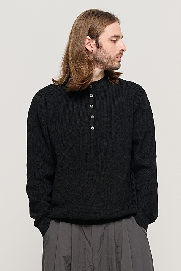 CARGOBROS - 스웨터 - CASH HENLEY NECK SEMI-OVER SOFT KNIT (BLACK)