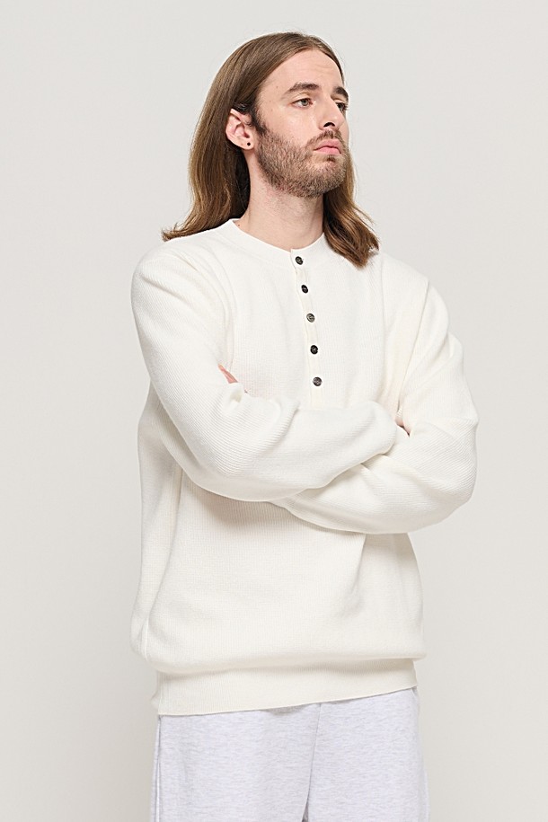 CARGOBROS - 스웨터 - CASH HENLEY NECK SEMI-OVER SOFT KNIT (WHITE)