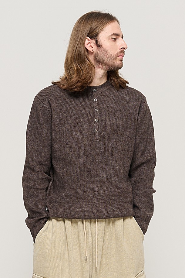 CARGOBROS - 스웨터 - CASH HENLEY NECK SEMI-OVER SOFT KNIT (BROWN)