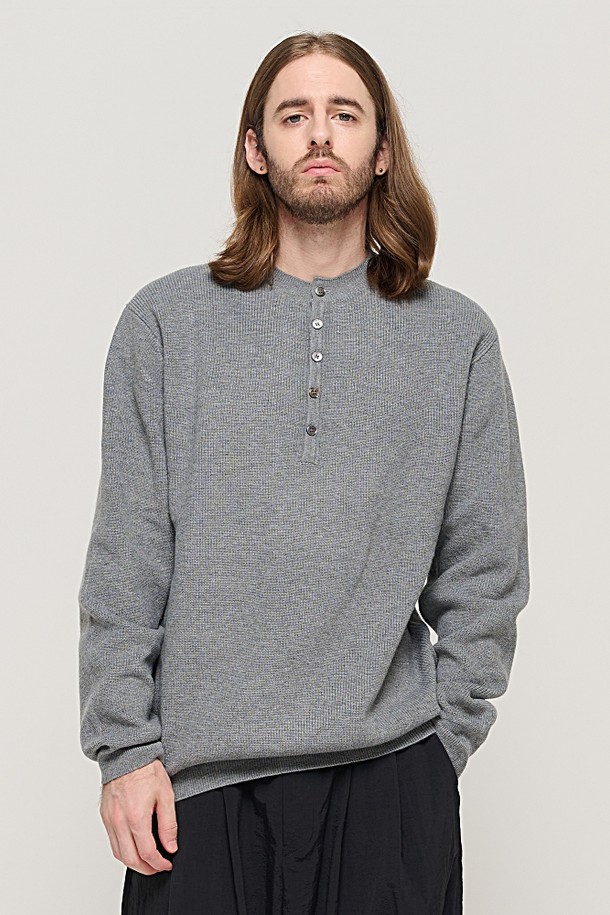 CARGOBROS - 스웨터 - CASH HENLEY NECK SEMI-OVER SOFT KNIT (GRAY)