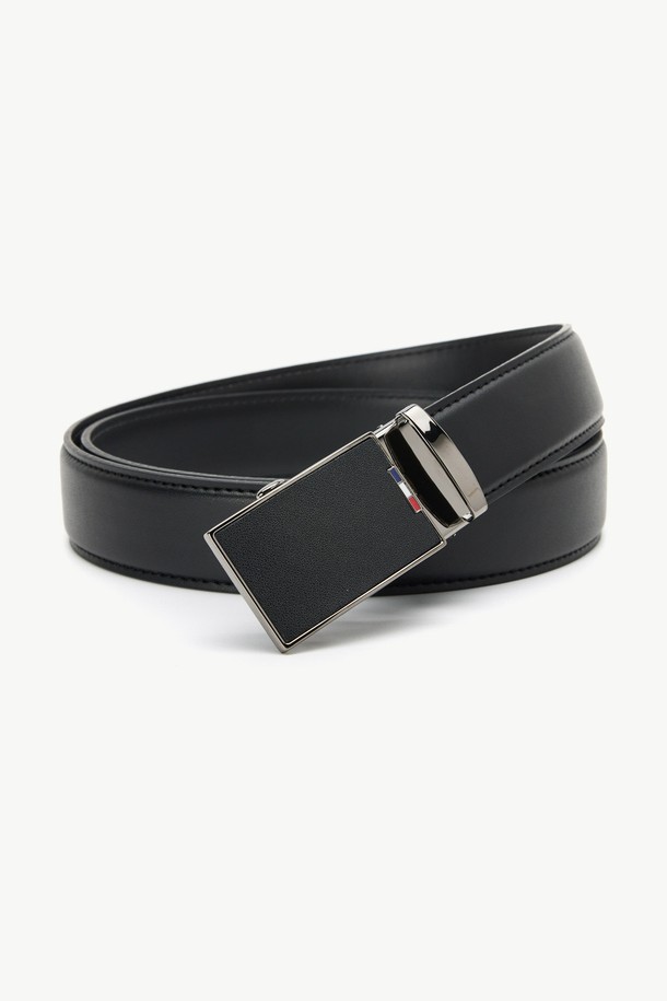 삼색 민자 자동 벨트 블랙은 일상, 출근룩, 모임룩 등 다양한 TPO에 어울리는 벨트입니다. 클래식, 미니멀, 캐주얼 스타일을 아우르며, 사계절 내내 착용할 수 있습니다. 블랙 컬러의 무지 디자인으로 제작되었으며, 합성가죽과 폴리우레탄 소재를 사용하여 내구성을 높였습니다. 벨트폭은 3cm이며, 자동 버클 방식으로 사이즈 조절이 용이합니다.
