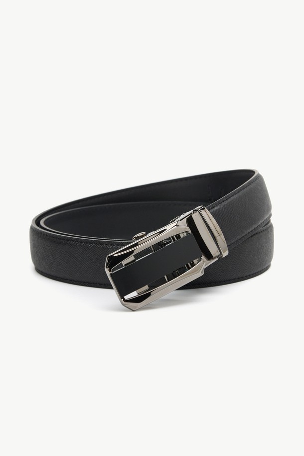 기하학적인 절개 디자인이 돋보이는 '기하학 절개 분체 자동 벨트 블랙'입니다. 폴리우레탄과 인조가죽 소재로 제작되어 부드러운 착용감을 선사합니다. 벨트 폭은 3cm이며, 총길이 110cm로 제작되어 다양한 체형에 적합합니다. 자동 조절 버클 방식의 허리띠로, 오피스룩, 비즈니스 캐주얼, 출근룩 등 미니멀, 시크, 클래식 스타일의 TPO에 매치하여 세련된 연출을 할 수 있습니다.
