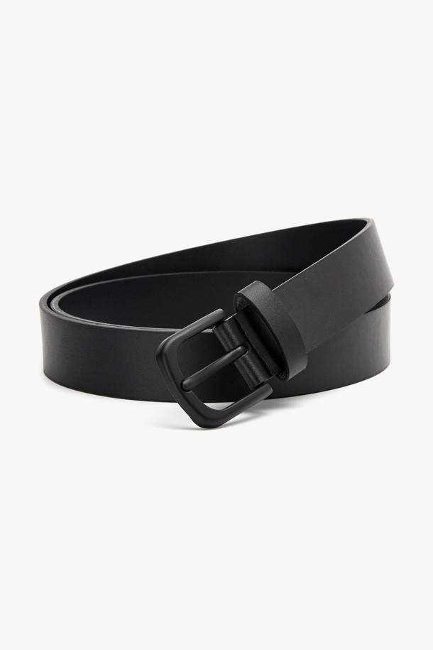 무광 버클 비죠 벨트 블랙은 미니멀, 클래식, 시크 스타일을 즐겨 입는 분들을 위한 벨트입니다. 데이트룩, 오피스룩, 출근룩 등 다양한 TPO에 활용하기 좋습니다. 합성가죽 소재로 제작되었으며, 무광 버클 디테일이 고급스러운 느낌을 더합니다. 벨트 폭은 3cm이며, 전체 길이 110cm로 제작되었습니다. 버클 여밈 방식으로 간편하게 착용할 수 있습니다.
