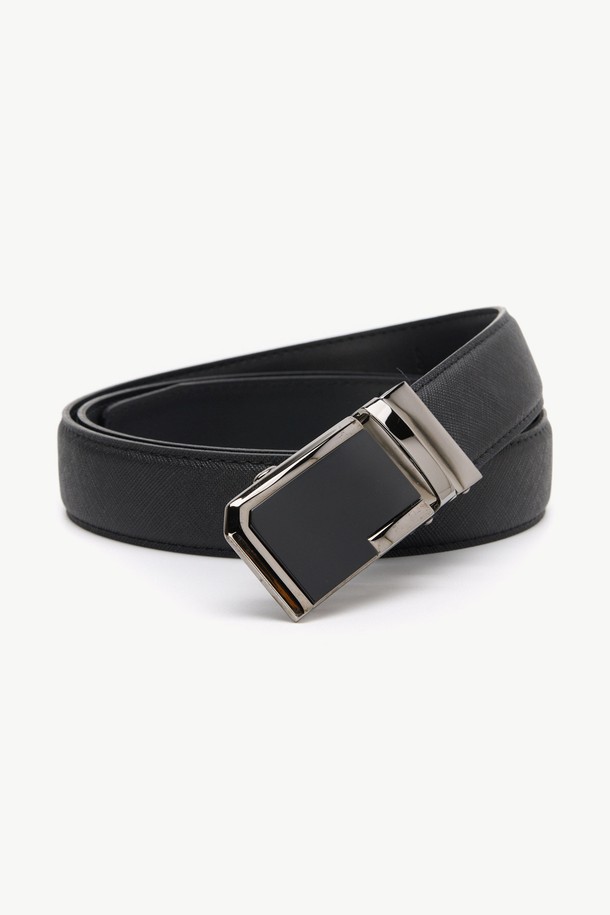 모서리 커팅 분체 숨쉬는 벨트 블랙은 미니멀, 클래식, 시크 스타일을 추구하는 분들을 위한 폴리우레탄 소재의 벨트입니다. 모서리 커팅 디자인으로 세련된 포인트를 더했으며, 버클 여밈 방식으로 간편하게 착용할 수 있습니다. 통기성이 뛰어나 쾌적한 착용감을 제공하며, 110cm의 넉넉한 벨트 길이와 3cm의 폭으로 다양한 스타일에 활용하기 좋습니다. 데이트룩, 쇼핑룩, 출근룩 등 어떤 TPO에도 잘 어울리는 블랙 컬러의 실용적인 아이템입니다.
